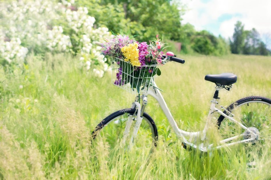 かごに花を乗せた自転車